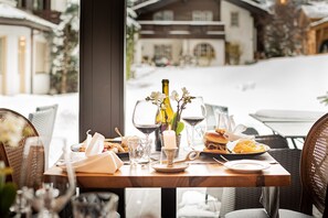 2 restaurants; breakfast, lunch, dinner and brunch served 
