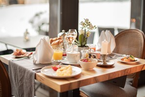 2 restaurants; breakfast, lunch, dinner and brunch served  - Le Mirabeau Resort & Spa Zermatt (Zermatt)