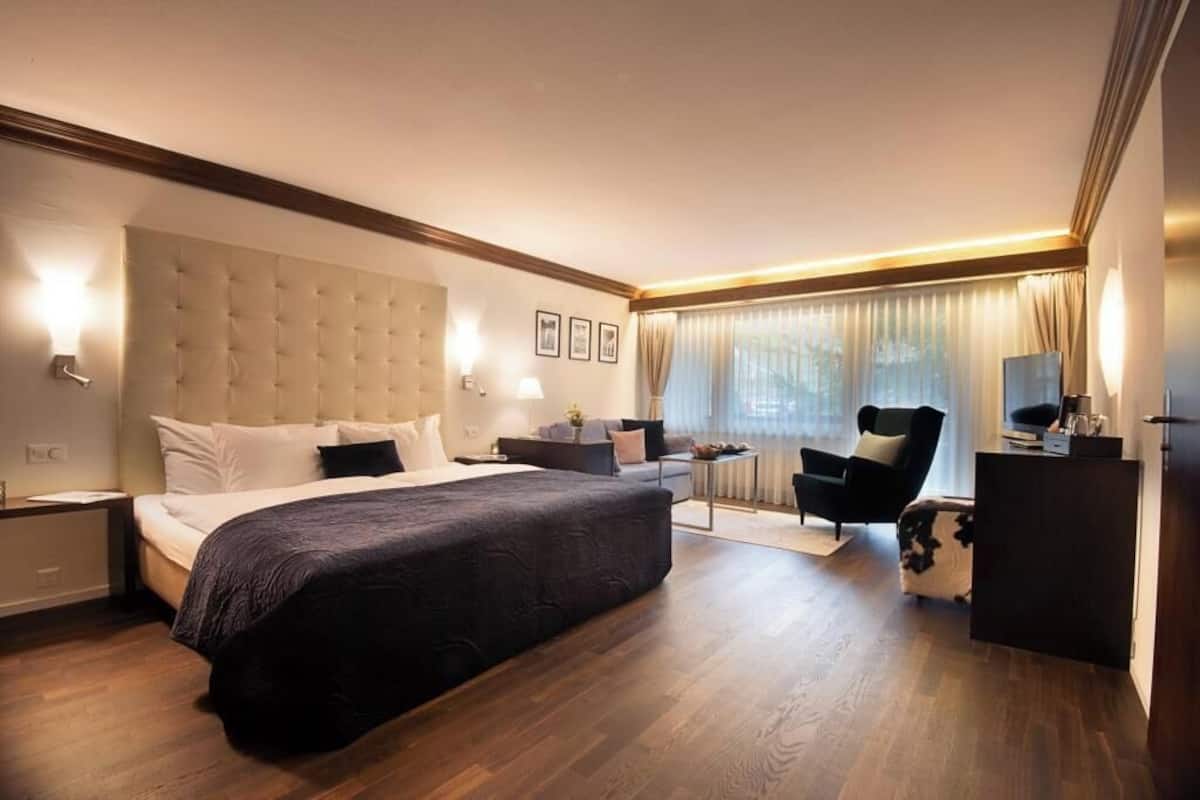 Hypo-allergenic bedding, minibar, in-room safe, desk