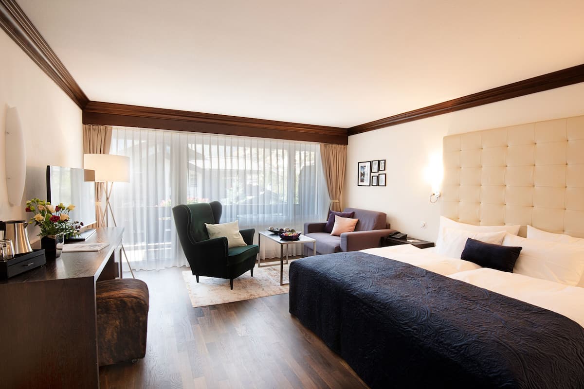 1 bedroom, hypo-allergenic bedding, minibar, in-room safe