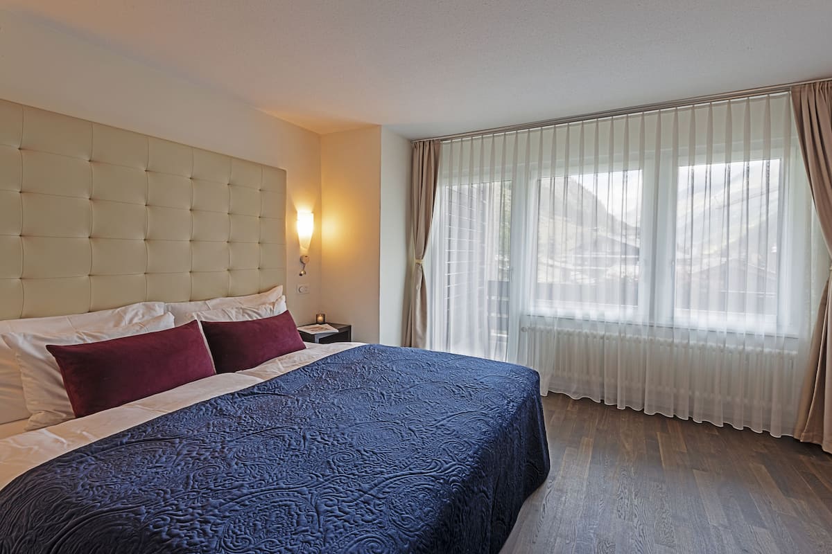 1 bedroom, hypo-allergenic bedding, minibar, in-room safe