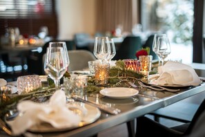 2 restaurants servant le petit déjeuner, spécialités Cuisine française
