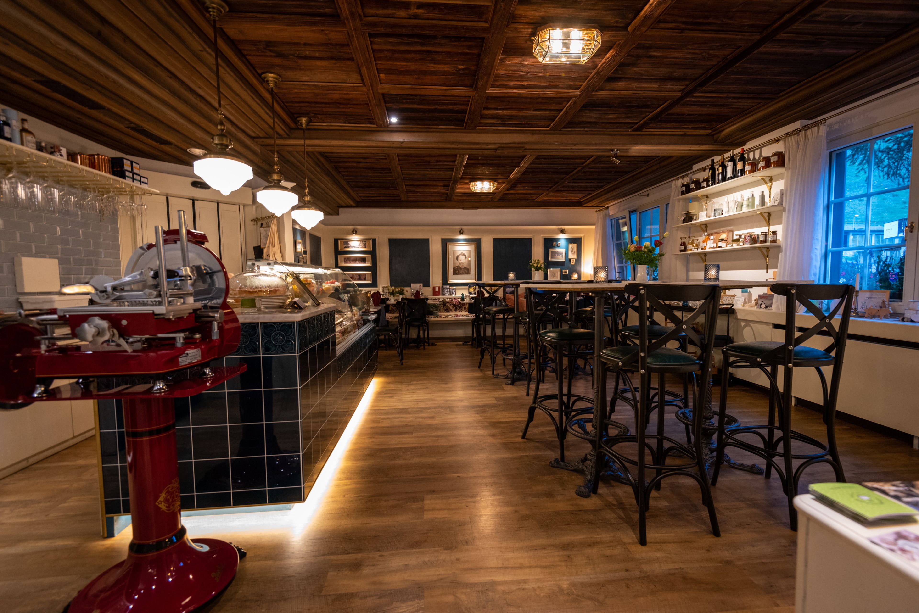 2 restaurants; breakfast, lunch, dinner, and brunch served