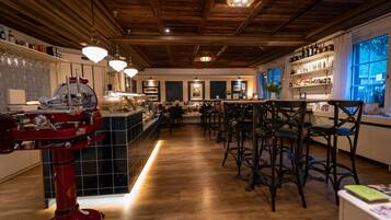 2 restaurants; breakfast, lunch, dinner, and brunch served