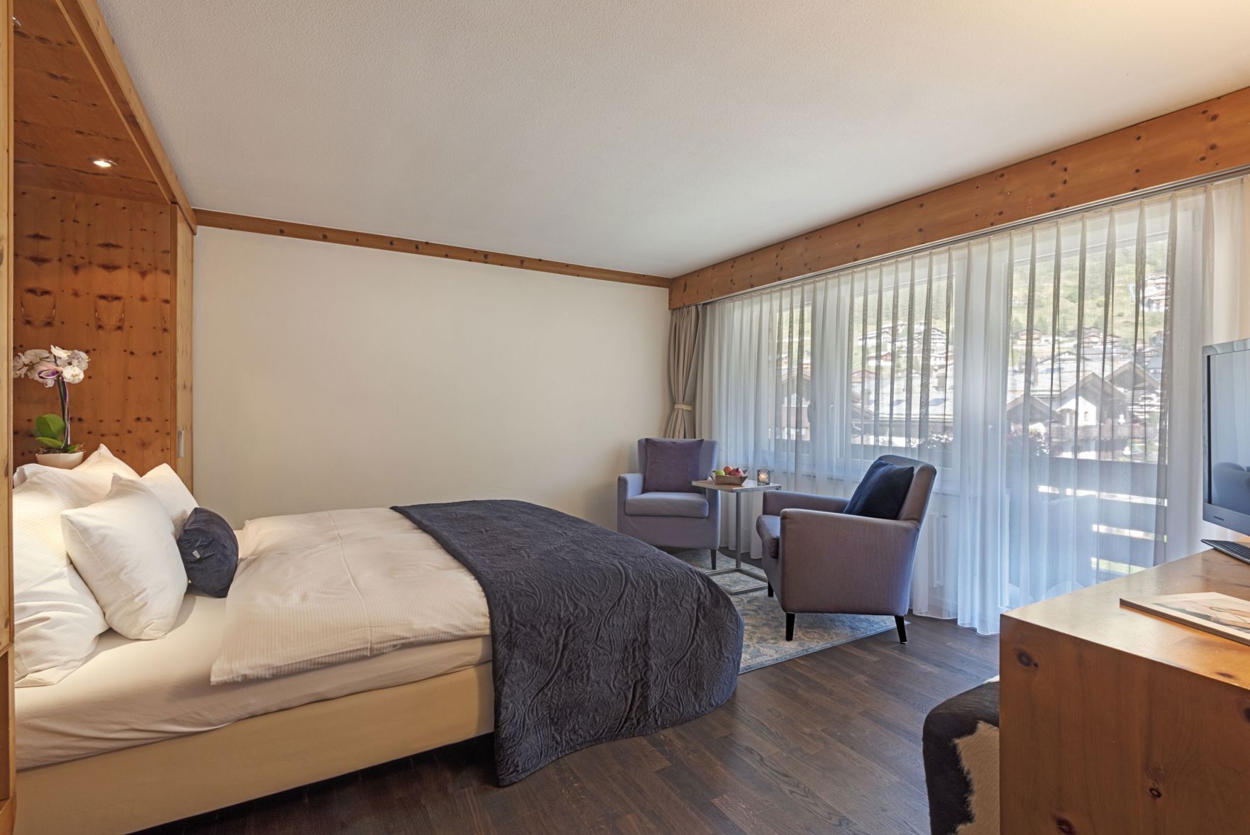 저자극성 침구, 미니바, 객실 내 금고, 책상