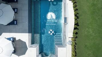 Piscina interna, piscina externa, barracas de cortesia, guarda-sóis
