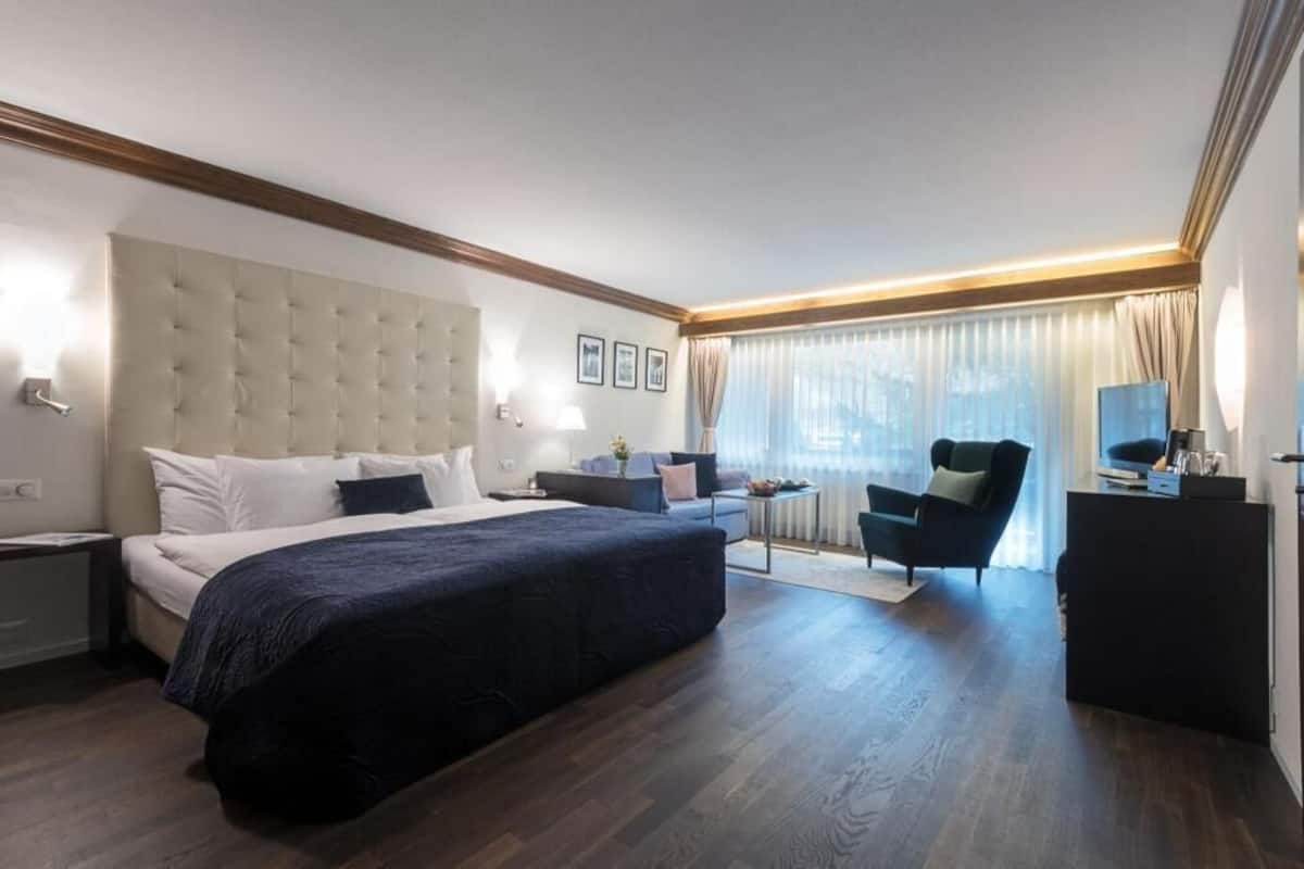 Hypo-allergenic bedding, minibar, in-room safe, desk