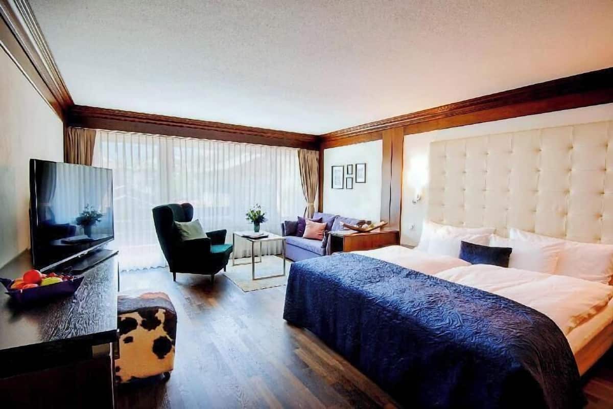 Hypo-allergenic bedding, minibar, in-room safe, desk