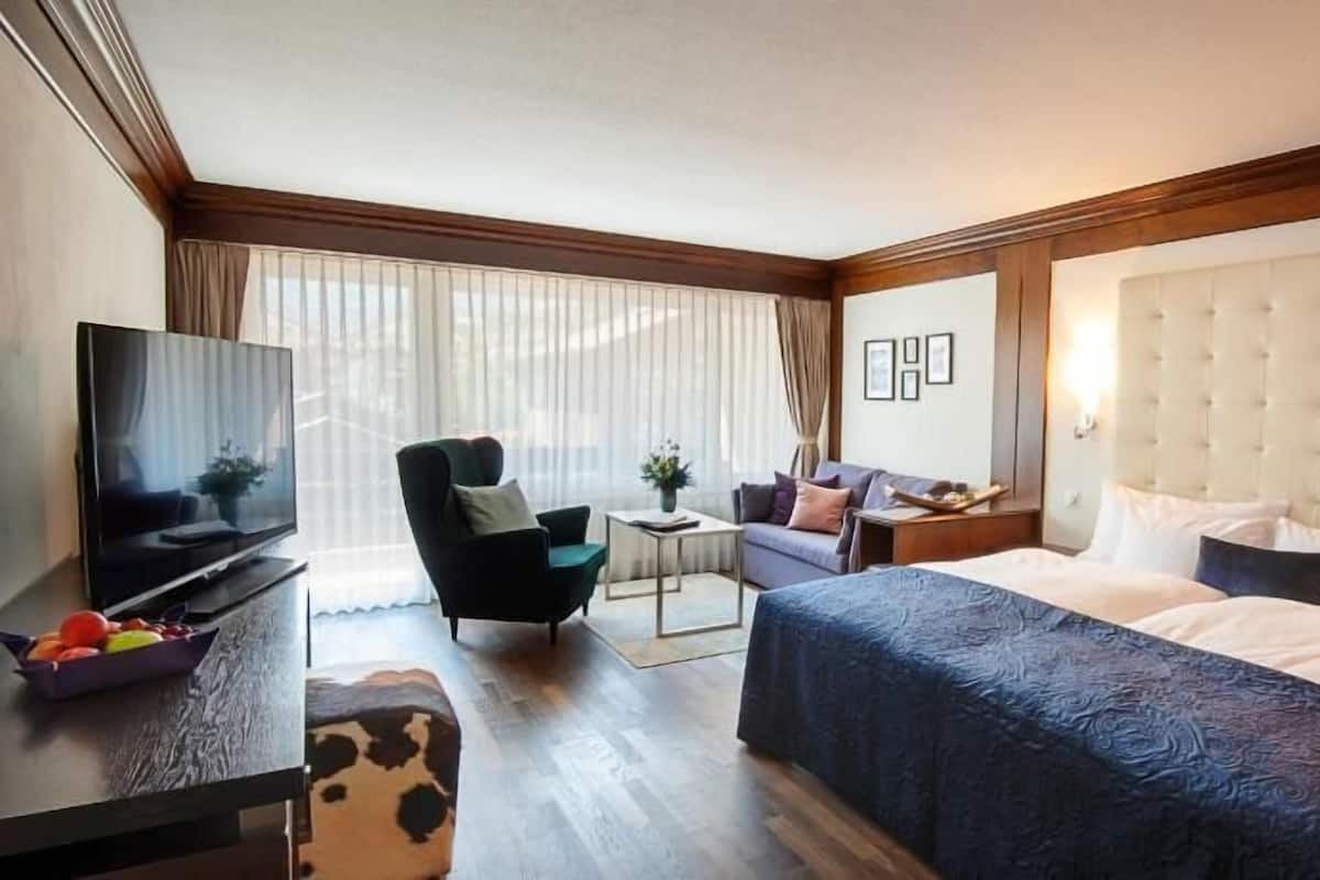 Hypo-allergenic bedding, minibar, in-room safe, desk