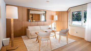 1 bedroom, premium bedding, minibar, in-room safe