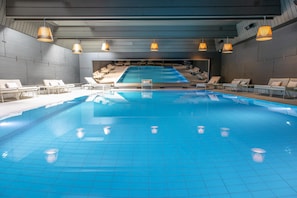 Indoor pool, sun loungers