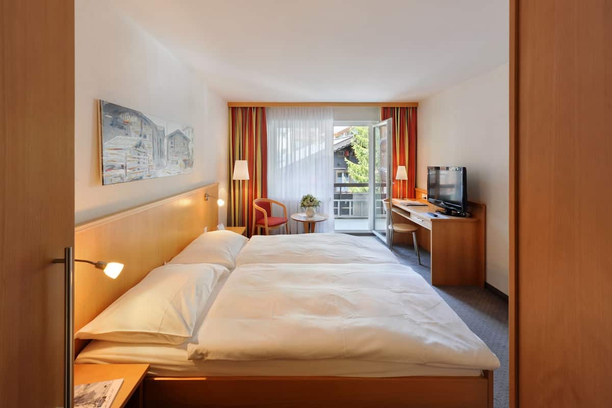 Comfort Double Room | In-room safe, desk, free WiFi, bed sheets