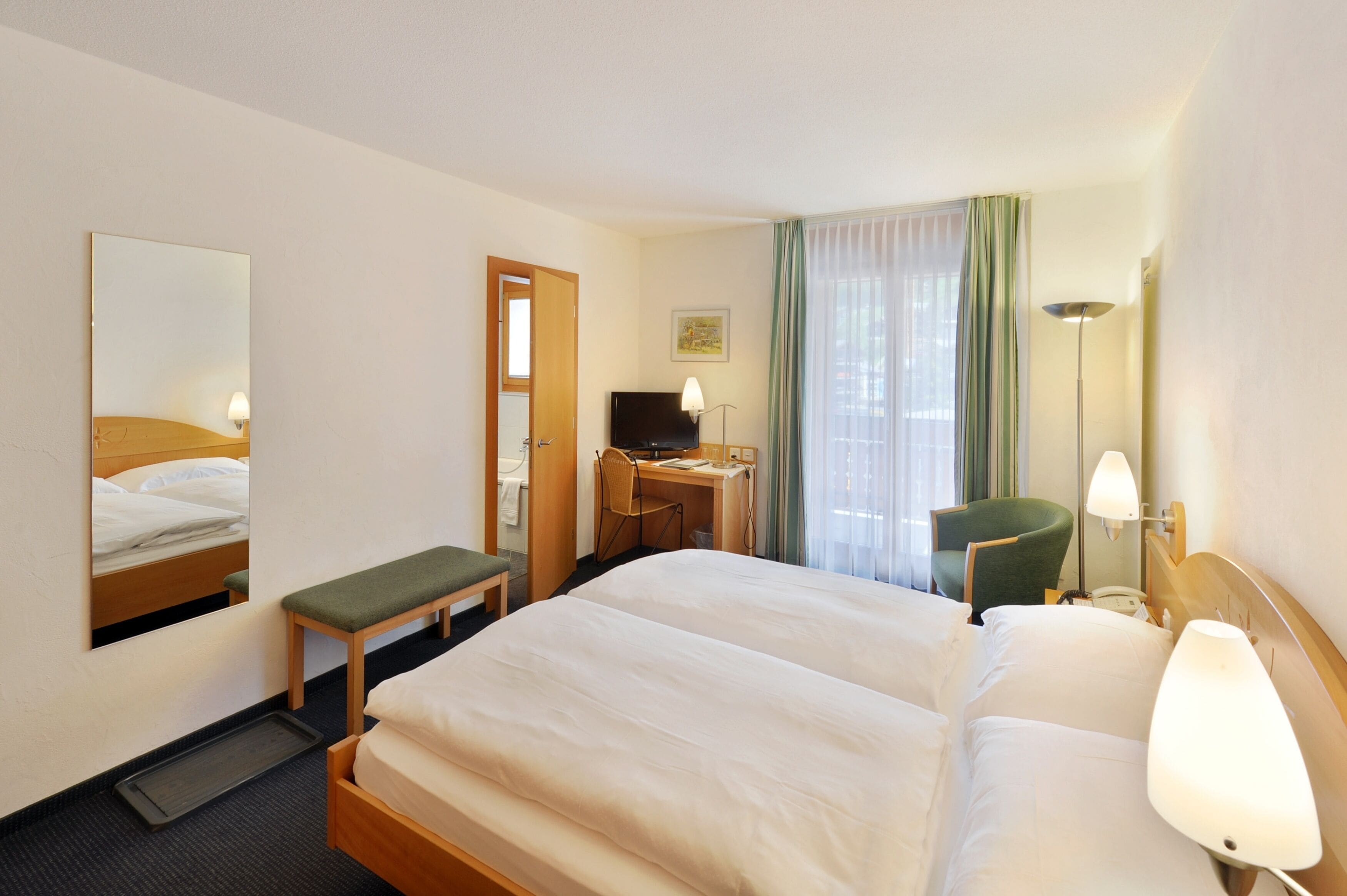 デラックス シングルルーム | セーフティボックス (室内)、デスク、WiFi (無料)、ベッドシーツ