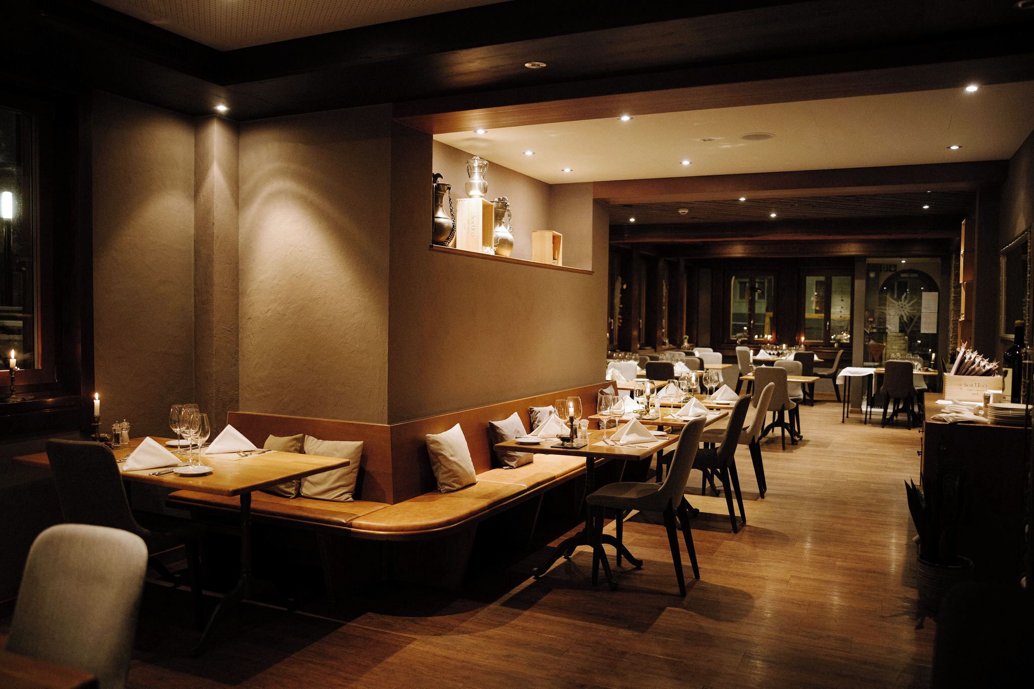 2 restaurants, dinner served