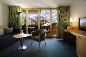 Habitación doble Deluxe, vista a la montaña (Matterhorn) | Área de sala de estar | Televisión de pantalla plana 