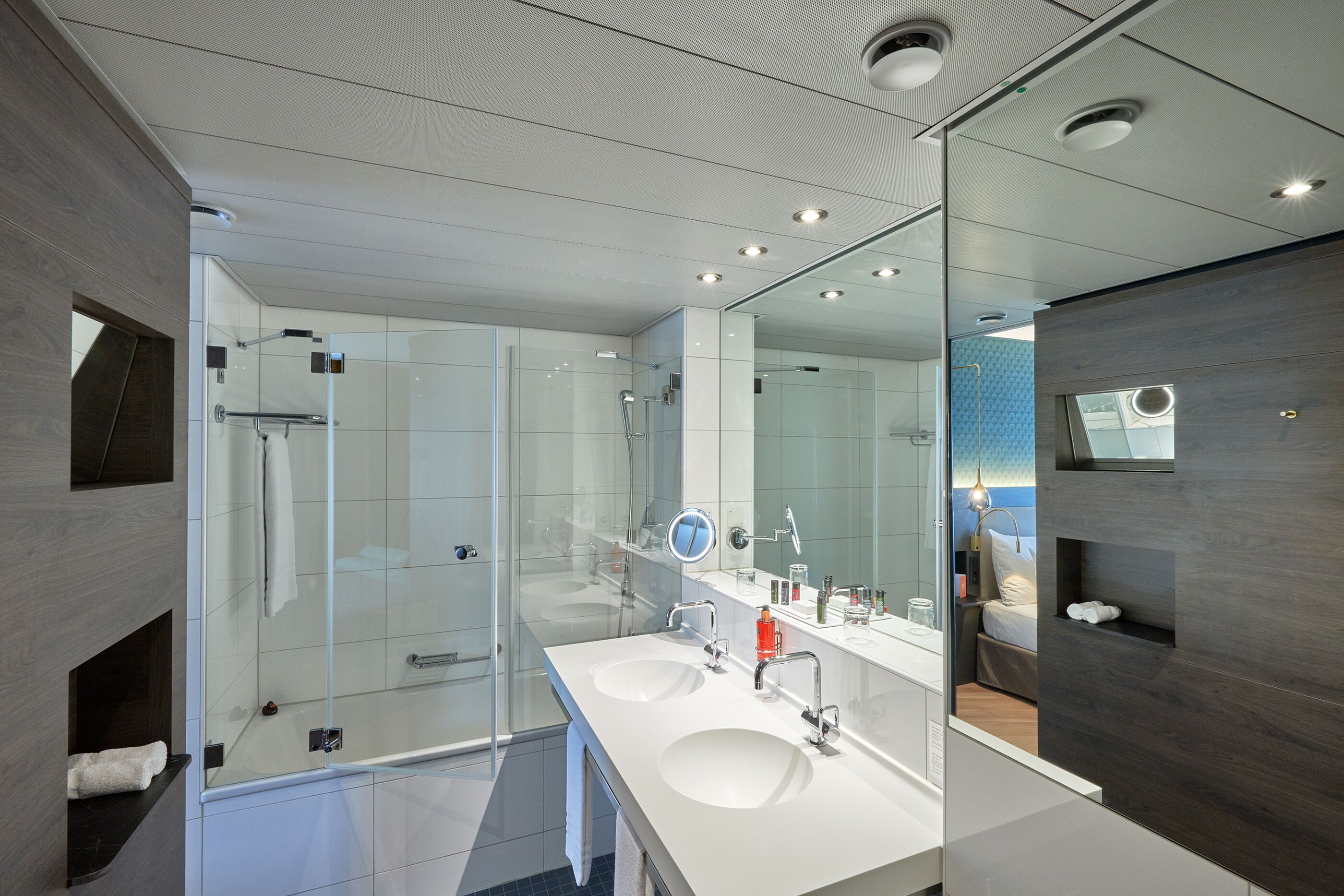 combined shower/bathtub, free toiletries, hair dryer, towels