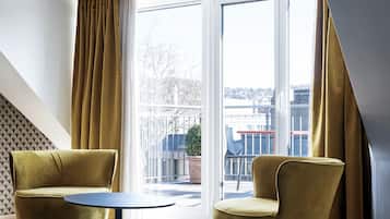 Habitación Deluxe con 2 camas individuales, Terraza | Ropa de cama hipoalergénica y minibar