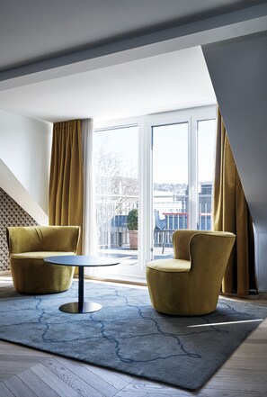 Deluxe Twin kamer, terras | Hypoallergeen beddengoed, een minibar, een kluis op de kamer, een bureau