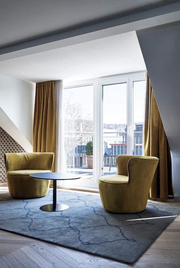 Deluxe Twin Room, Terrace | Hypo-allergenic bedding, minibar, in-room safe, desk