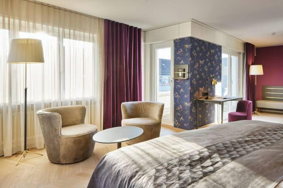 Hypo-allergenic bedding, minibar, in-room safe, desk