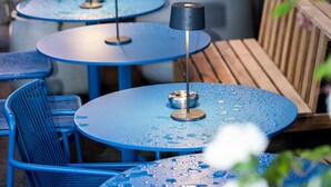 Outdoor seating with round tables and chairs, surrounded by greenery and trees. - Sorell Boutique-Hotel Seefeld Zürich (Zürich)