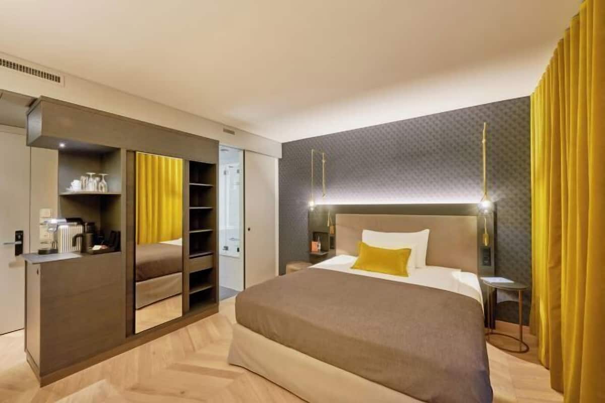 Hypo-allergenic bedding, minibar, in-room safe, desk