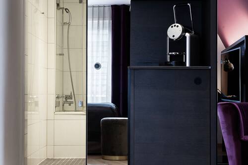 Standard Room, 1 Queen Bed | Hypo-allergenic bedding, minibar, in-room safe, desk