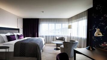 ملاءات للفراش لا تسبب الحساسية وميني بار وخزنة داخل الغرفة ومكتب