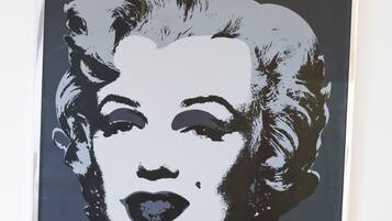 Una obra de arte enmarcadas de una persona con el rostro desenfocado, con una paleta de colores monocromáticos.