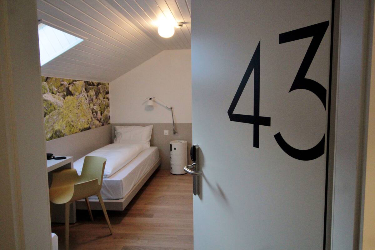 Quarto econômico, 2 camas de solteiro | Cofres nos quartos, escrivaninha, quartos à prova de som