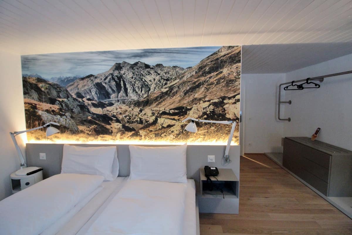 Quarto casal conforto, 2 camas de solteiro | Cofres nos quartos, escrivaninha, quartos à prova de som