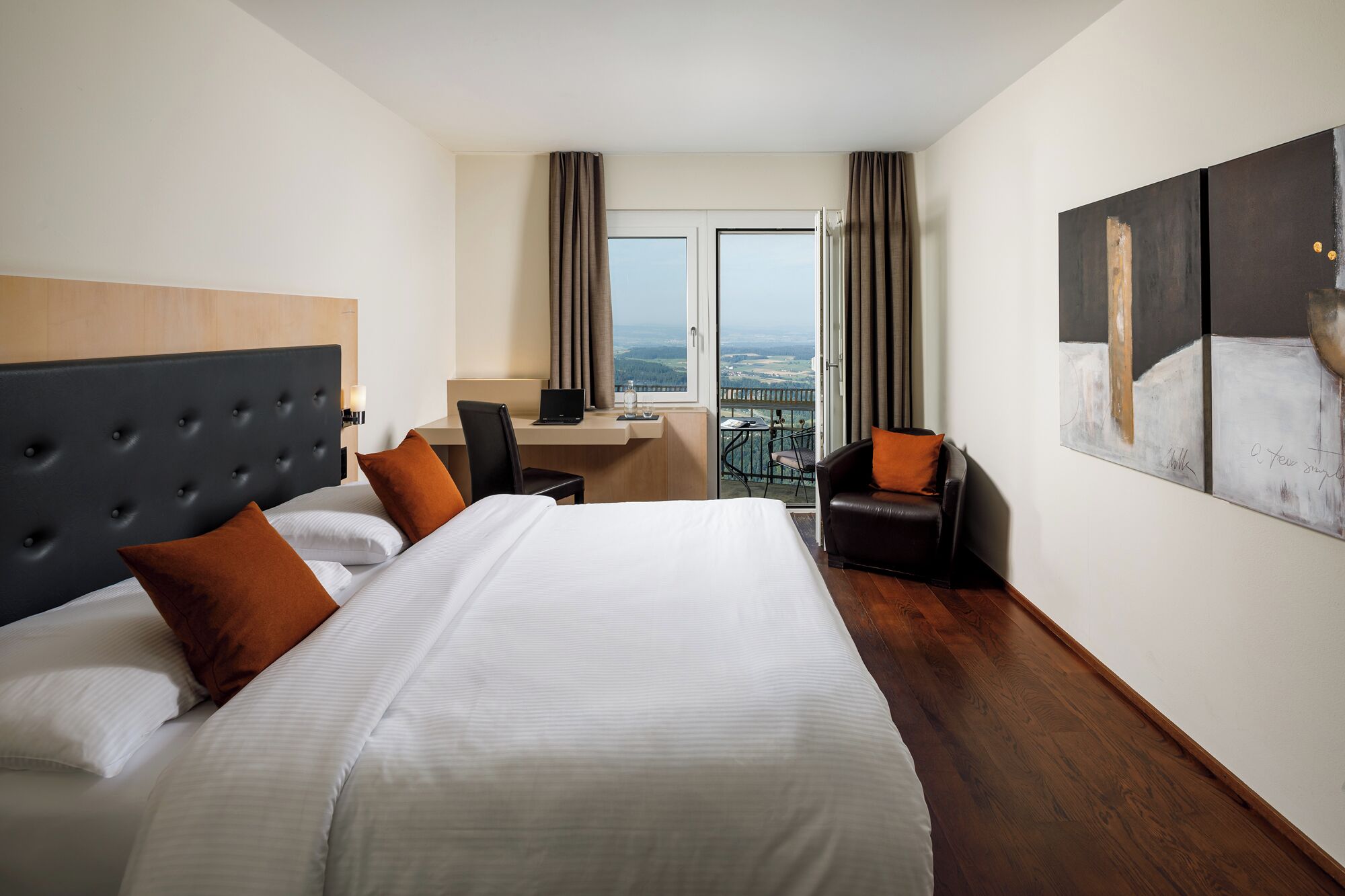 أغطية فراش متميزة وألحفة محشوة بالريش وميني بار وخزنة داخل الغرفة