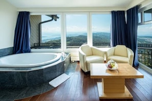 Residence Suite mit Blick übers Tal | Badezimmer | Umweltfreundliche Kosmetikartikel, Haartrockner, Handtücher
