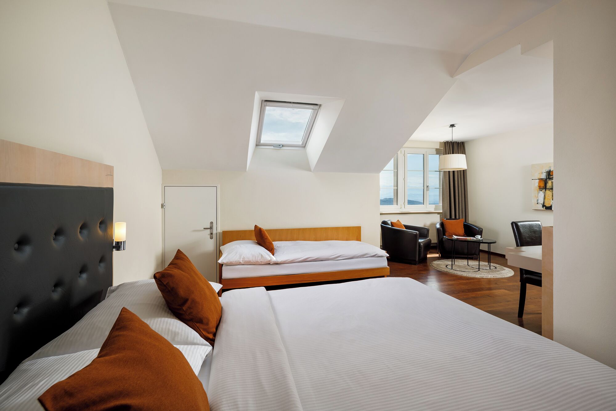 أغطية فراش متميزة وألحفة محشوة بالريش وميني بار وخزنة داخل الغرفة