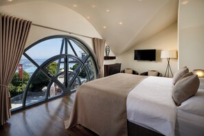Skyline Suite with City View | Premium bedding, down comforters, minibar, in-room safe - Hotel UTO KULM car-free hideaway in Zurich (Zürich)