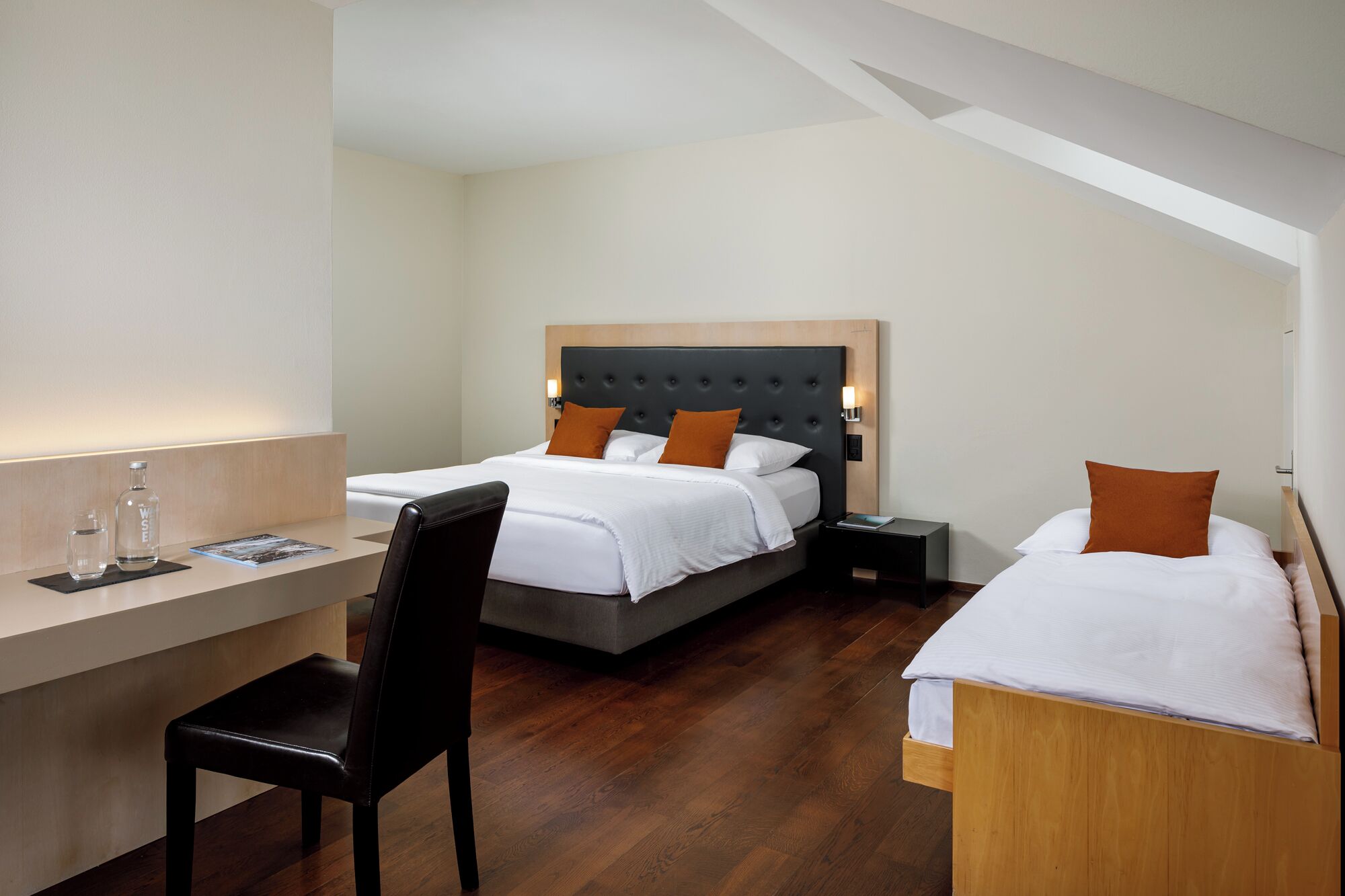 Ropa de cama de alta calidad, cubrecamas y minibar 