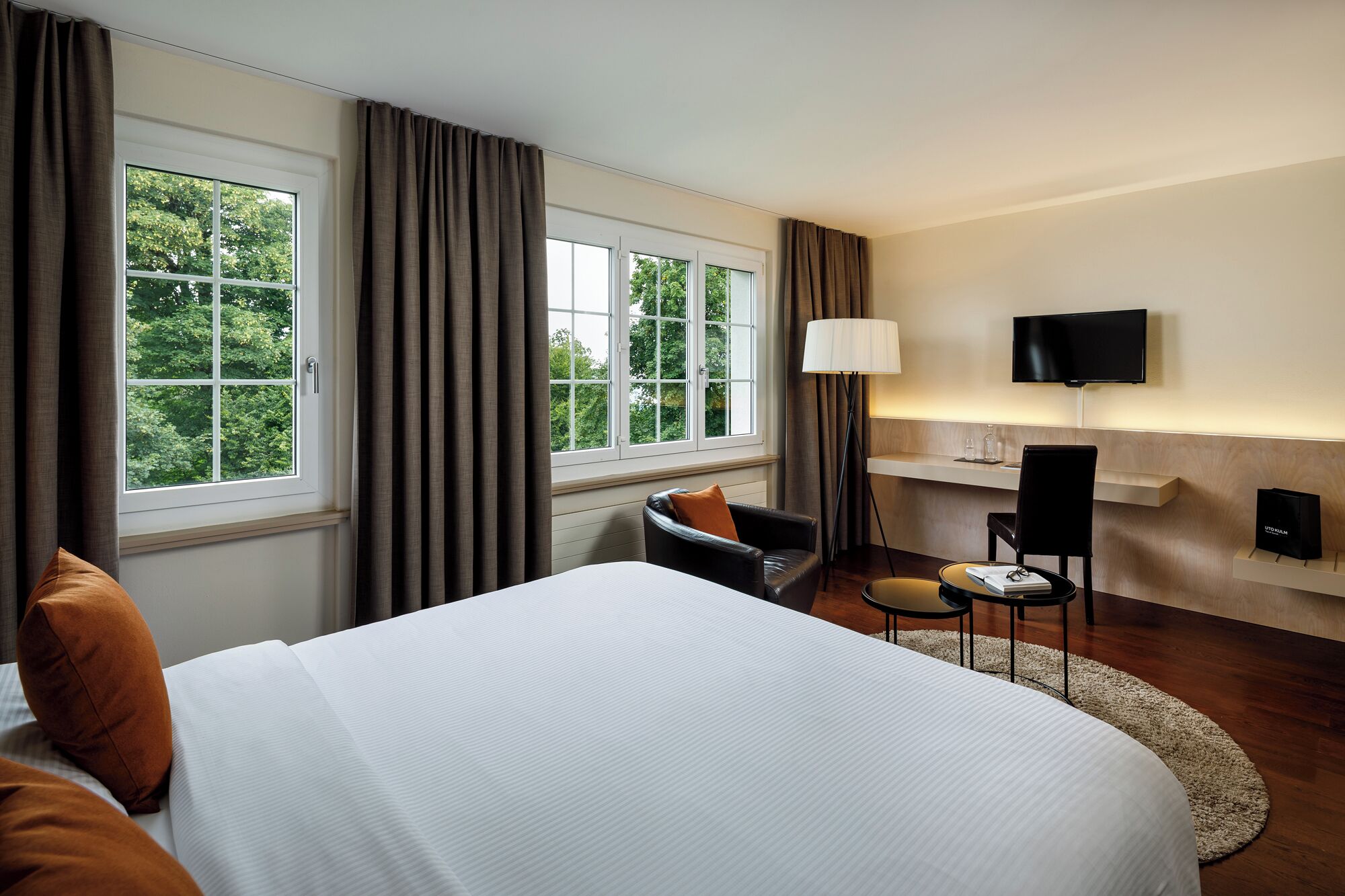 أغطية فراش متميزة وألحفة محشوة بالريش وميني بار وخزنة داخل الغرفة