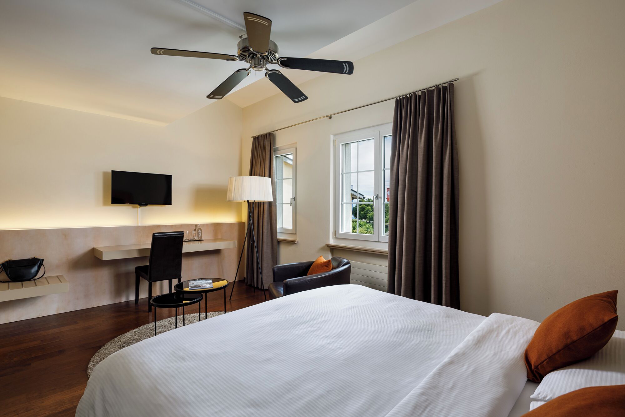 أغطية فراش متميزة وألحفة محشوة بالريش وميني بار وخزنة داخل الغرفة