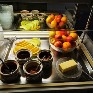 Tägliches Frühstücksbuffet (18 CHF pro Person)