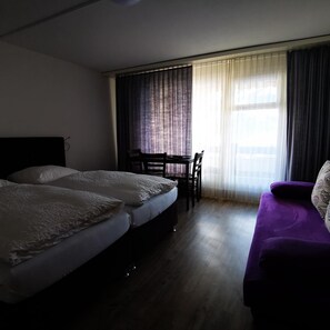 1 habitación, minibar, escritorio y acceso a internet 
