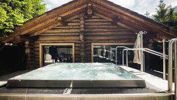 Bathtub spa outdoor
