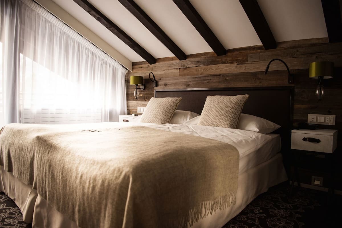 Ylelliset vuodevaatteet, minibaari (osa tuotteista ilmaisia)