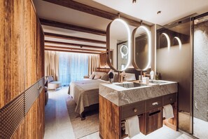 Quarto | Banheiro | Produtos de toalete de grife, secador de cabelo, roupões de banho 