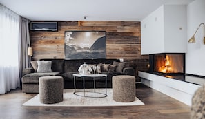 Penthouse Deluxe Suite Matterhorn View | Living area | Flat-screen TV