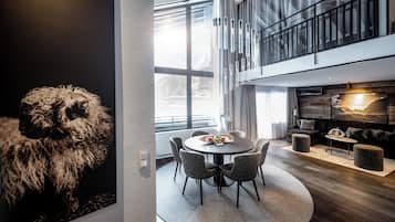 Penthouse Deluxe Suite Matterhorn View | Living area | Flat-screen TV