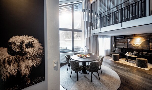 Penthouse Deluxe Suite Matterhorn View | Aire de séjour | Téléviseur à écran plat