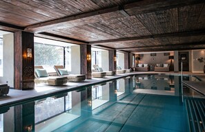 Piscine couverte, chaises longues