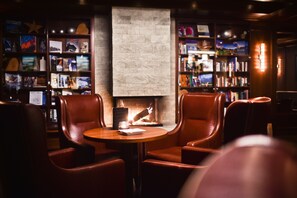 Bar (on property) - Wellness Hotel Alpenhof (Zermatt)