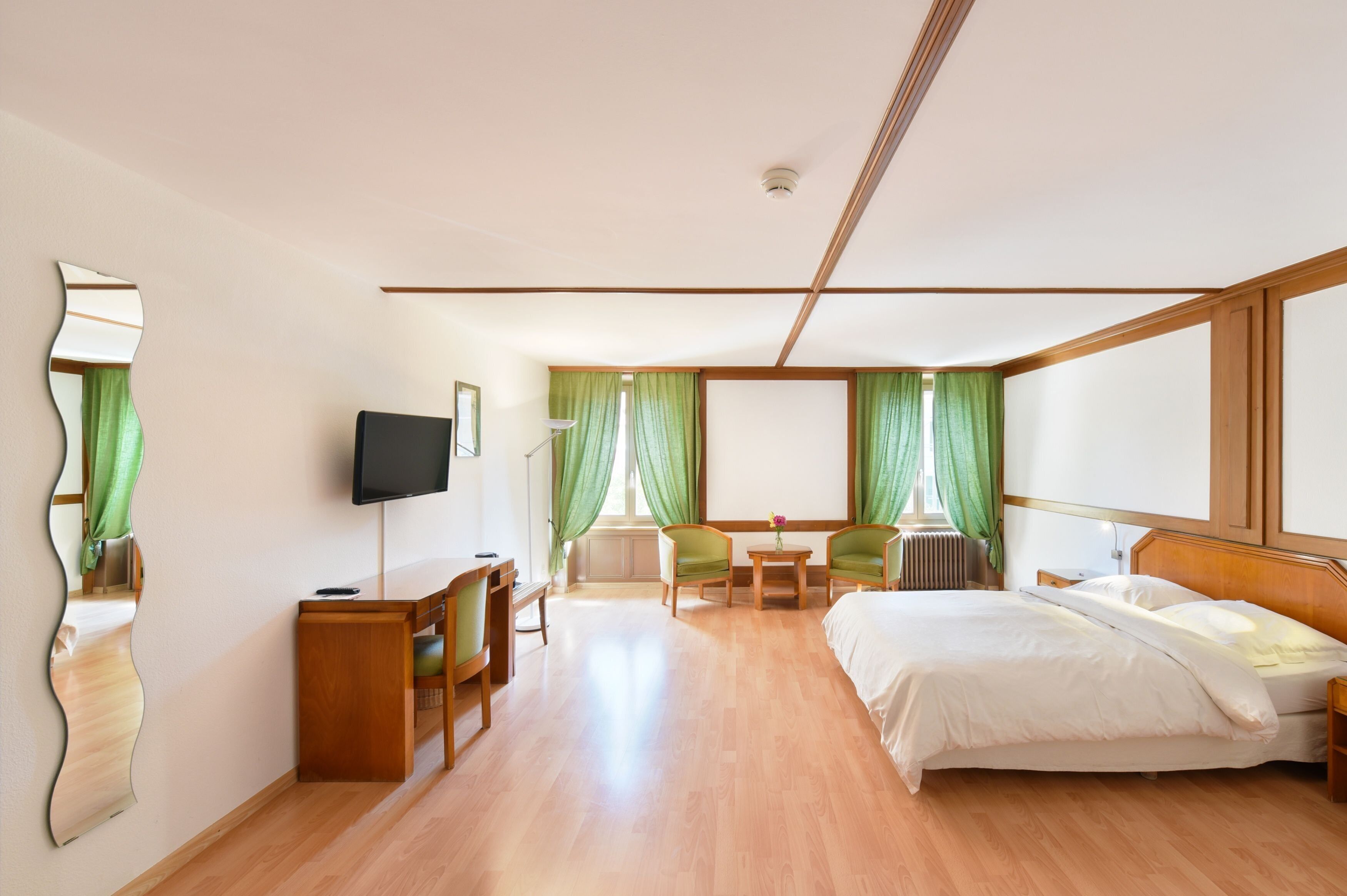 standard double room | in-room safe, desk, free wifi, bed sheets