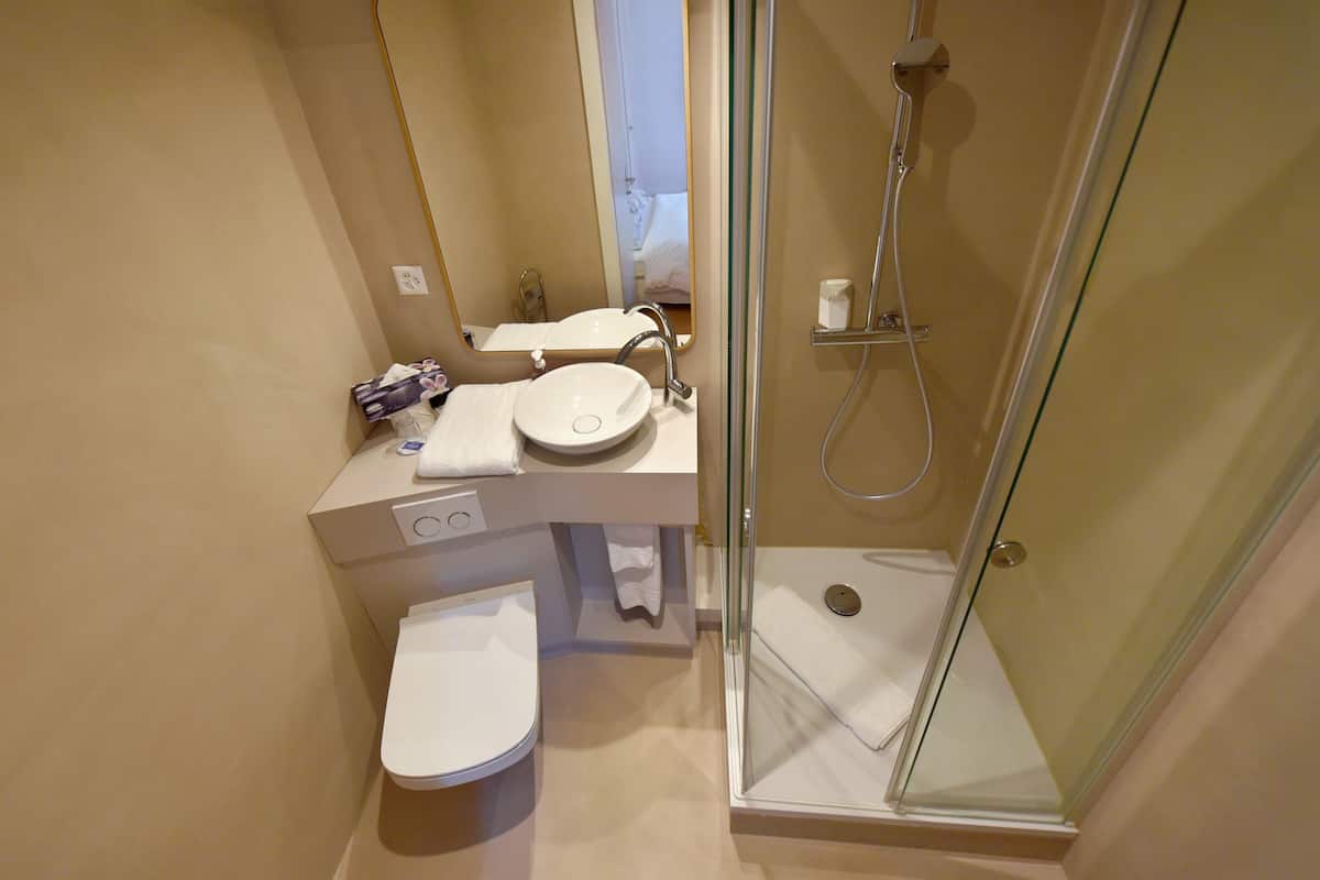 single room, 1 double bed | bathroom | free toiletries, hair dryer, towels